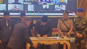 Wali Kota Samarinda, Andi Harun, menandatangani Penetapan Perda RTRW Samarinda 2022-2042.