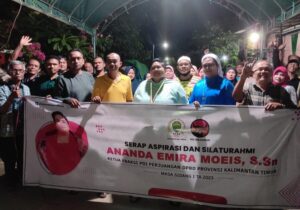 Foto: Ananda Emira Moeis bersama Warga RT 67 Kelurahan Sungai Pinang Dalam, Kota Samarinda, (15/2/2023)