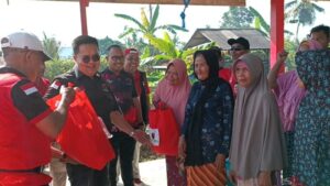Rendi Solihin Bendahara DPC PDI Perjuangan Kutai Kartanegara, Bersama Panita Gotong Royong Rahmat Dermawan Saat Membagikan Sembako Kepada Warga Di Kecamatan Samboja.