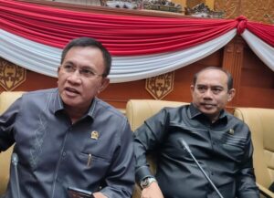 Ketua Komisi I DPRD Kota Samarinda, Joha Fajal. (kiri)