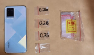 Barang bukti Sabu 0.76 gram, Handphone genggam dan plastik klip sabu milik tersangka (Humas Polri).