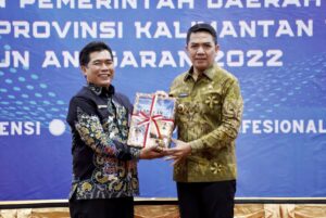 Wali Kota Samarinda, Andi Harun (kanan) Serahkan LKPD Unaudited Tahun Anggaran 2022 ke Kepala Perwakilan BPK Kaltim Agus Priyono (kiri). (ISTIMEWA/HUMAS PEMKOT)