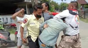 Petugas amankan Pencuri mobil driver online, hampir saja diamuk warga sekitar.