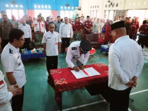 Foto: Adi Sucipto resmi dilantik dan diambil sumpahnya sebagai Kades Desa Purwajaya periode 2019-2025, oleh Bupati Kukar, Edi Damansyah.(Ist)
