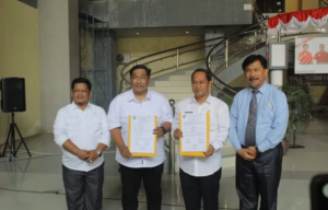 Foto: Penandatangan berita acara pejabat lama Rakhmadan dan pejabat baru M. Safliansyah serta Kadispora Aji Ali Husni, disaksikan oleh Sekda Kukar, H Sunggono.