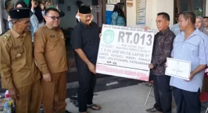 Foto: Bupati Kukar, Edi Damansyah, berupa honor RT dan plang RT.