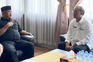 Foto: Bupati Kukar, Edi Damansyah (Kiri) bersama Kepala KPP Pratama Tenggarong Wahyu Kristianto (kanan).