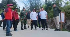 Foto: Wabup Kukar, Rendi Solihin tinjau pemasangan LPJU.(Ist)