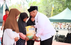 Foto: Bupati Kukar, Edi Damansyah menyerahkan bantuan beras ke masyarakat pra sejahtera.(Ist)