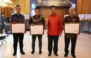 Foto: Sekda Kukar, Sunggono bersama pejabat BRIDA Kukar hadir untuk menerima penghargaan dari "Multy Award" Mulawarman University Award 2023.(Ist)