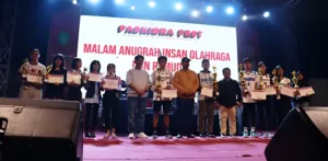 Foto: Bupati Kukar, Edi Damansyah bersama insan pemuda dan atlet berprestasi pada malam puncak peringatan Hari Sumpah Pemuda 2023.(Ist)