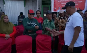 Foto: Bupati Kukar, Edi Damansyah, menyapa masyarakat Desa Liang Ulu.(Ist)