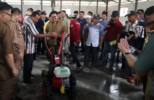 Foto: Wabup Kukar, Rendi Solihin Serahkan Kultivator dan Pupuk.(Ist)